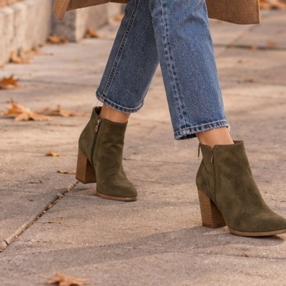 Old Navy Womens Olive Green Faux Suede Side Zip Block Heel Ankle Boots Size 6